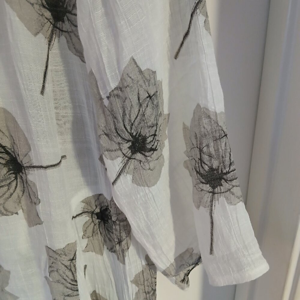 Christine Phillipe Women's Crinkle Print Tunic Grey and White Floral SZ L - Picture 6 of 9